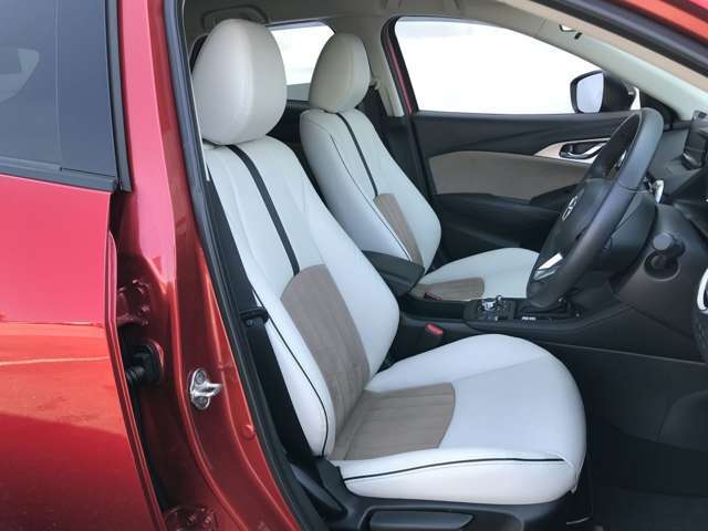 【運転席シート】へたりがちな運転席も大きなへたりがなく、綺麗な状態です。