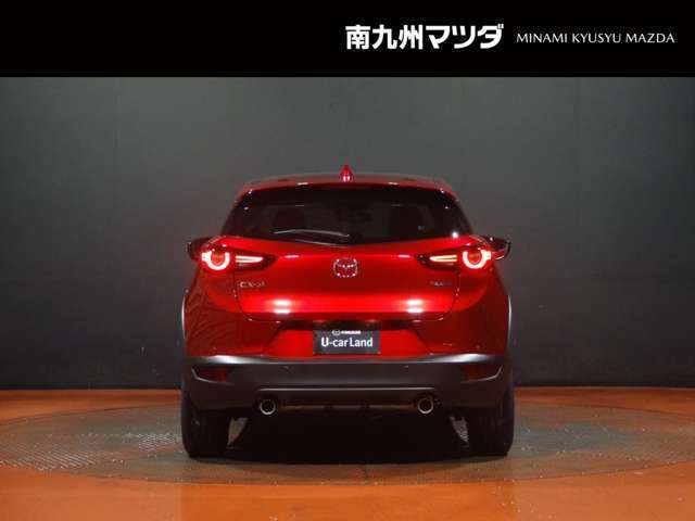 【ボディカラー：ソウルレッドクリスタルメタリック】生命力にあふれたエネルギッシュな強さと鮮やかさ、濁りのない深みと艶感を表現。瑞々しく艶やかな透明感で、魂動デザインの造形美をより質感高く際立たせます。