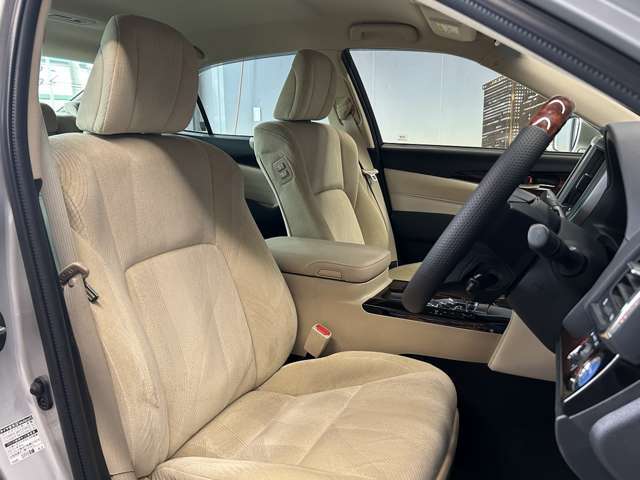 運転席も広々としており運転しやすい環境を実現しています☆室内クリーニングも実施済みです。