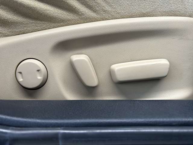 【パワーシート】電動でシートポジションの変更が可能です。手動式より細かくシート設定が可能ですのでより快適な姿勢でドライブを楽しんで頂けるでしょう。