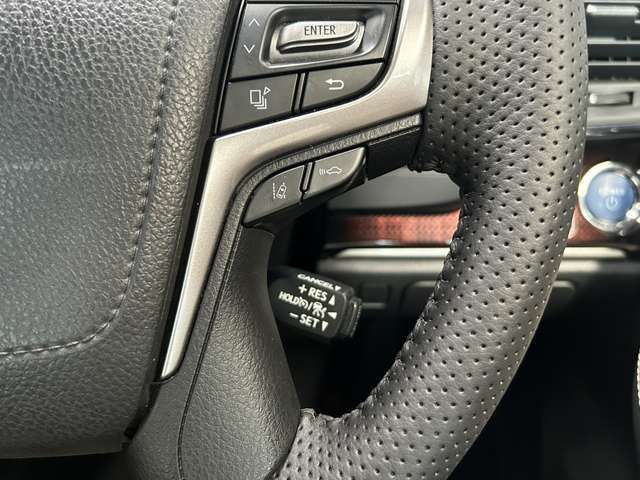 【レーダークルーズコントロール】ミリ波レーダーが車間距離を測って設定車速内で車速に比例した車間距離を保ちながら追従走行する装置で近づきすぎたときは自動でブレーキし、離れすぎたときには自動増速もする。