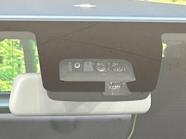 【誤発進抑制機能】駐車場でアクセルとブレーキを間違えてしまった際、ブレーキでサポート。うっかり事故の予防に役立ちます！