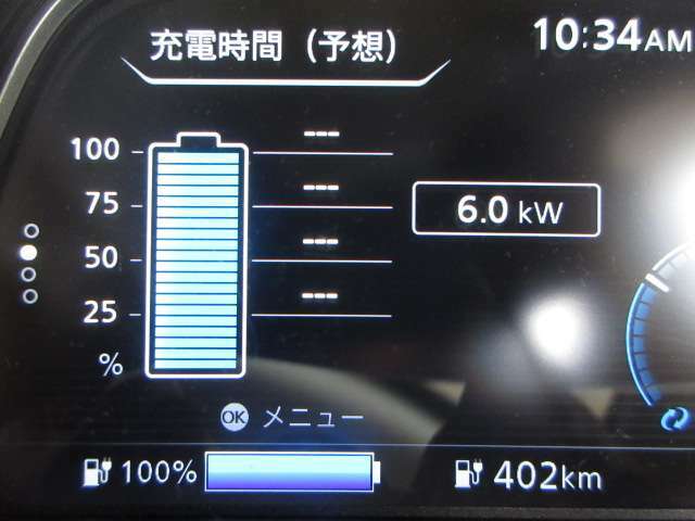 リーフe＋とノーマルのリーフとの違いは、搭載される駆動用リチウムイオン電池にあります。ノーマルリーフの総電力量は40kWhですがリーフe+では62kWhへと拡大しています。