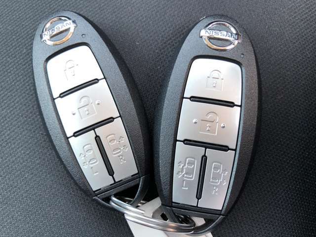 【 インテリジェントキー 】 キーを持っていればエンジン始動でき、ドアノブのボタンで車の鍵の開錠と施錠もできます。キーを取り出す手間がなくなります。