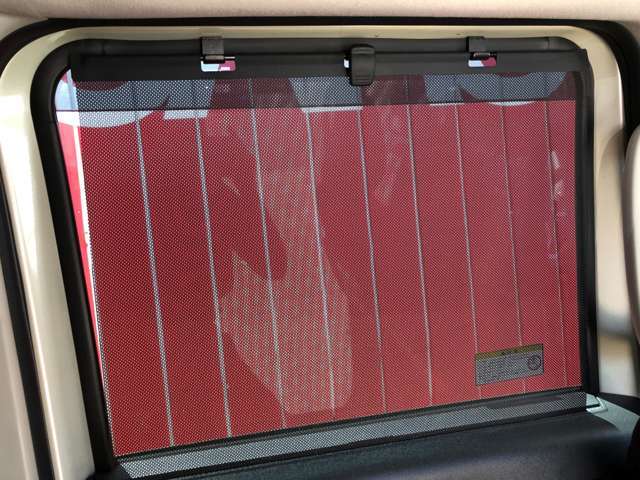 後部座席の窓はロールサンシェード付きで、まぶしい日差しをさえぎってくれます！