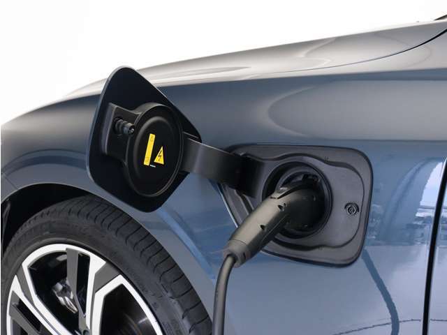 専用コードを接続するだけで簡単に充電が行えます。プラグインハイブリッドモデルRecharge T6 AWD PHEVは、走行中の充電のほか、自宅などに設置された充電機器からの充電が可能です。