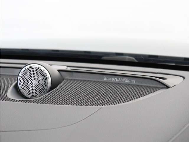 【Bowers＆Wilkins】世界のオーディオファン垂涎のプレミアムサウンドシステムを搭載。コンサートホールのベストポジションに相当する音場空間を忠実に再現。乗る人すべてに驚きの音響体験を提供します