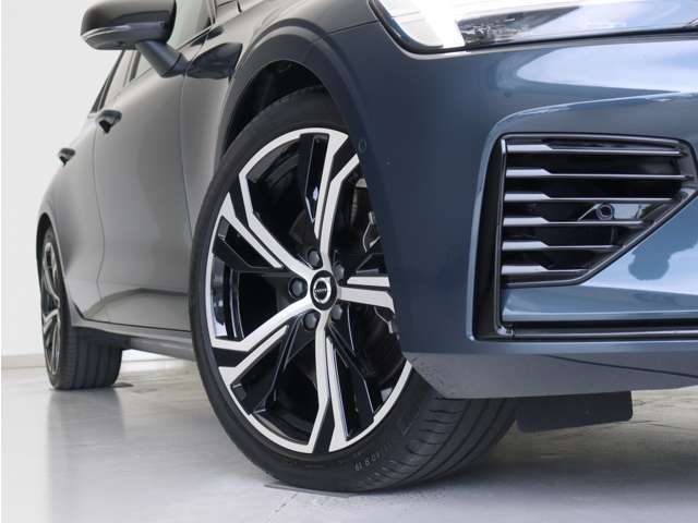 ダイヤモンドカット/ブラック5トリプルスポーク8.0J×19インチアルミホイール。衝突回避・被害軽減ブレーキシステムやパイロット・アシストなど、数多くの先進安全・運転支援機能を標準装備。