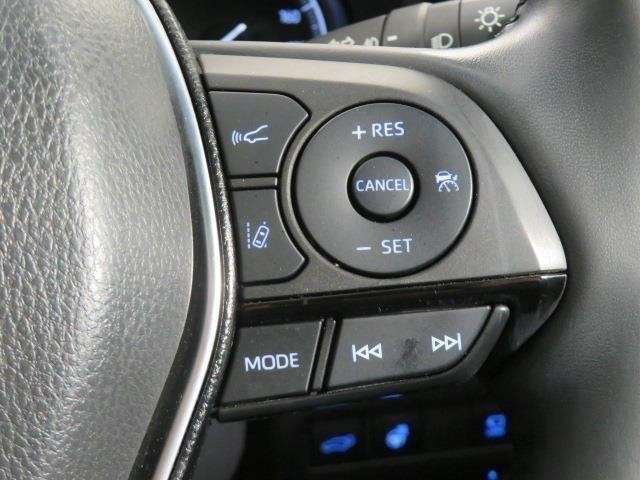 【ステアリングスイッチ】右です。ステアリングから手を離さず、運転に集中したまま手元でマルチインフォメーションディスプレイ内の表示切替などができます。