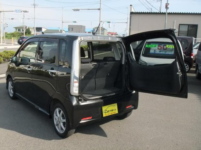 今の軽自動車ですが、意外と広い作りになっております。車輌の種類によっては普通自動車よりも室内が広く感じるお車も多数ございます。後部座席も足元広々です。