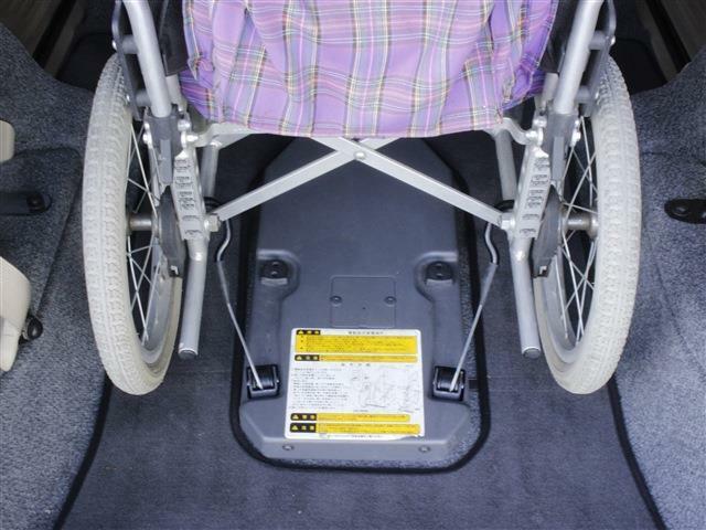 固定装置で車椅子をしっかりと固定します！
