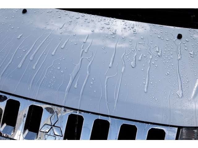 雨天時に汚れが付きにくくなるだけではなく、ガラス被膜によって傷が保護されます。