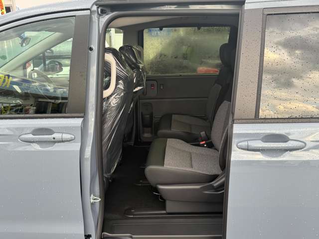 弊社ではインターネットでの遠方販売に自信があります。店頭でのご納車であれば、お車を持ち込まずに名義変更等のお手続きが出来ますので、ご近所の販売会社で購入する場合と変わらぬ諸経費にてご購入可能です♪