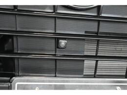 フロントグリルに装着されたカメラの映像をディスプレイに表示。自車の前方の様子が確認でき、見通しの悪い交差点や駐車・発進時などの前方確認をサポートします。