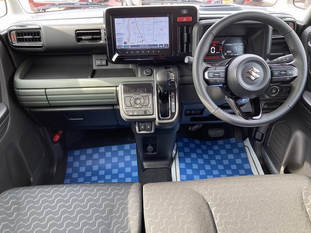 ［フロントシート］インパネにシフトが付いているので足元広々！運転席から助手席の移動も楽々♪どちらからでも乗り降り出来るので、狭い場所の乗り降りも楽ちんですよ♪