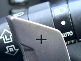 【パドルシフト】ハンドルから手を離さずに素早くシフトアップ＆ダウンができるので、エンジンブレーキを使う下り坂や高速道路の合流で加速したい場面で役立ちます。