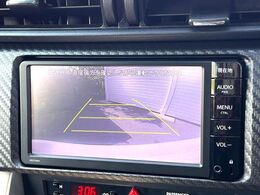 【バックカメラ】駐車時に後方がリアルタイム映像で確認できます。大型商業施設や立体駐車場での駐車時や、夜間のバック時に大活躍！運転スキルに関わらず、今や必須となった装備のひとつです！