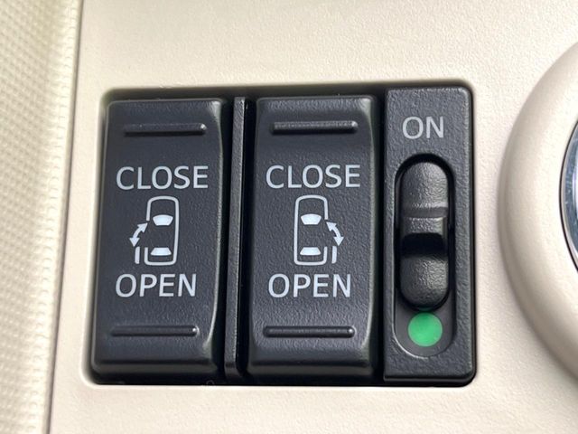 【両側パワースライドドア】スマートキーや運転席のスイッチで後席両側スライドドアの開閉が可能♪電動だから力を入れてドアを開ける必要が無く、小さなお子様でも簡単に開け閉めでき快適です♪
