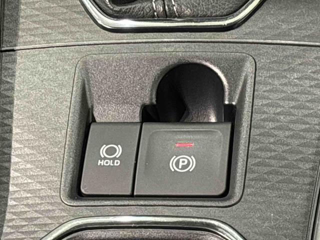 指先だけで簡単に操作が可能な電動パーキングブレーキを採用。「HOLD」スイッチを押すと、渋滞や信号待ちなどでブレーキペダルから足を離しても、ブレーキを保持するので安心です