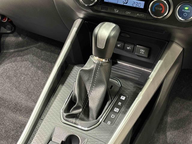 モーターの力を効率よくタイヤへ伝える専用トランスミッション。高級感のある本革巻き仕様です。