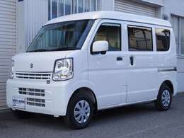 ワンズアームズのスタッフは国家資格整備士です。自社整備工場完備で、仕入れから販売、買取、修理、アフターフォローまで国家資格整備士が行い、良質安心な車両を安価にご提供出来るよう、日々、努力しております。