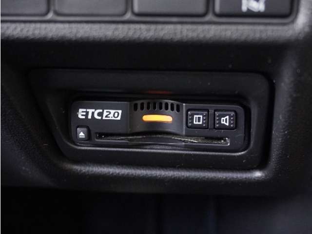 ◆ETC2.0装着◆進化したドライブ体験。料金収受システムだけだったETCが生まれ変わって、高速道路を賢く使うETC2.0に進化しました。多彩な情報サービスが便利で快適なドライブ体験を提供します。