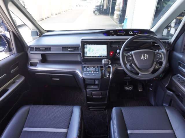 ◆視界広々で非常に運転しやすくロングドライブでも疲れを感じさせないすっきりとまとまったインパネ周りです。