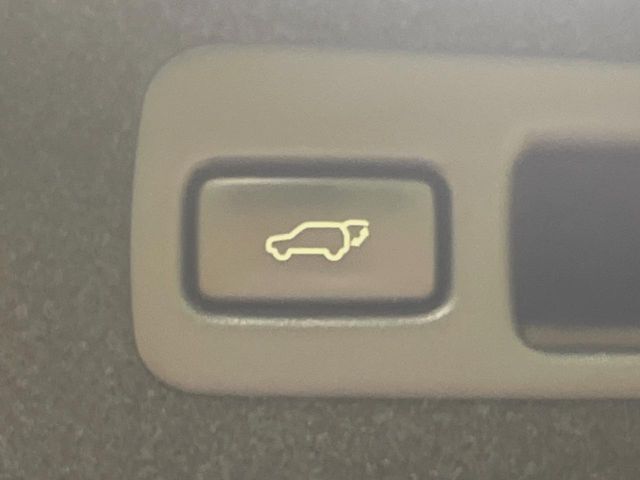 【パワーバックドア】スマートキーや運転席のボタンを押すだけでリアゲートが自動で開閉します！荷物を持っている時や、高い位置にあるバックドアを閉める際に便利な機能です♪