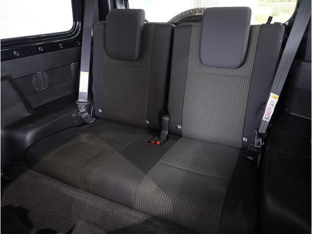 【後部座席】膝まわりや足元にゆとりのスペースを確保した後席。週末の遠出の際にも、ゆったりとした姿勢で快適に過ごせます。