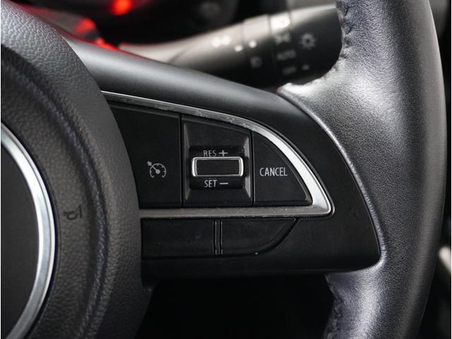 【クルーズコントロール】スイッチを押すだけで任意の設定速度（時速約45kmから約100km）を自動的に維持しながら走行するシステムです。