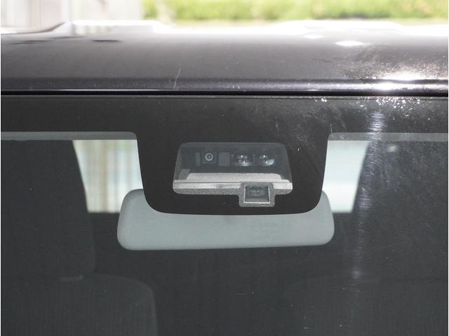 【デュアルセンサーブレーキサポート】フロントガラスに設置された単眼カメラと赤外線センサーで前方の車両や歩行者を検知し、衝突事故時の被害を軽減します。