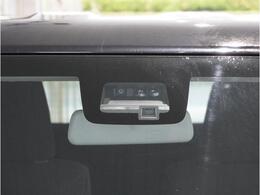 【デュアルセンサーブレーキサポート】フロントガラスに設置された単眼カメラと赤外線センサーで前方の車両や歩行者を検知し、衝突事故時の被害を軽減します。