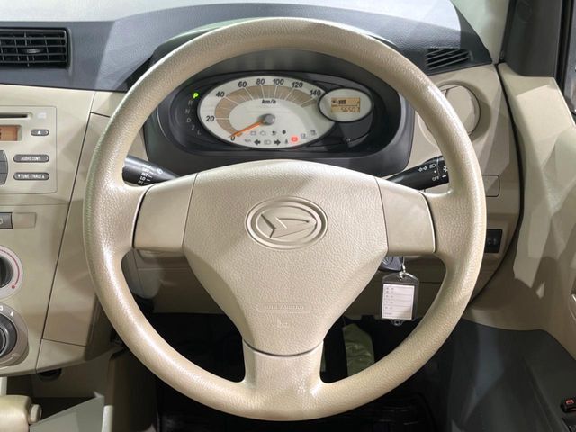 インテリアに合わせたデザインのステアリングは、運転される方のことも考え、運転しやすい形状、大きさです。是非一度、実際に触ってお確かめください。