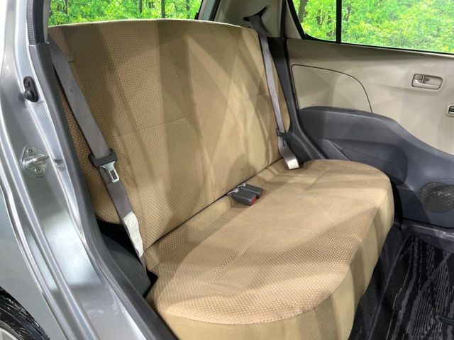 後部座席も気になるようなキズ・汚れやへたり等、大きなダメージはなく、良好な状態です。