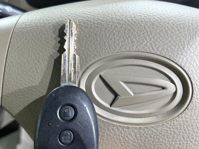 【キーレス】少し離れた場所からでもボタン一つでドアの開錠・施錠ができるのでとっても便利！ドアの鍵穴周りに傷をつけることもありません♪