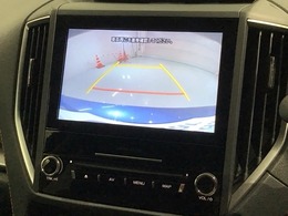 リバースギアに入れるだけで後方の表示へ切り替わります。夜間や雨の日の駐車も楽になりますよ。