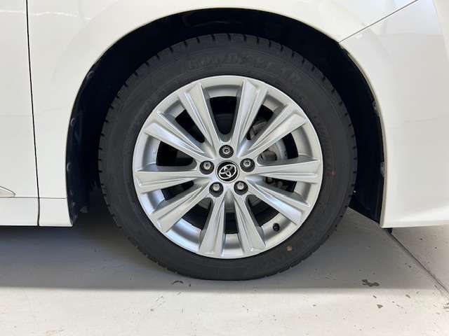 235/50R18 97Vスチールラジアルタイヤが装備されています。