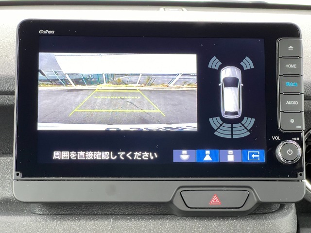 バック駐車が苦手な方や、初めてのお車で不安な方でも後方をナビ画面に映してくれるので、ラクラク停められます。