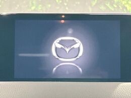 【マツダコネクト】車内の雰囲気にマッチした大型のディスプレイ。スマホ接続でのナビ使用やBluetooth再生等、様々な機能が楽しめます。直感的なダイヤル操作が可能で、使い勝手も良好です。