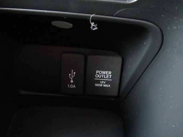 USBジャック付きです。　車、弊社専門スタッフによる内外装クリーニングを実施しております。綺麗な状態でご納車いたします。