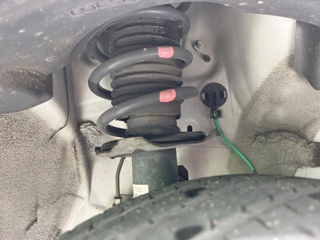 お車を安心してお乗りいただく為には、足回りの定期点検が欠かせません。サービスサポート（有償保証）では無料点検もご提供しており、安心のカーライフをお過ごしいただけるサポート体制が整っています。
