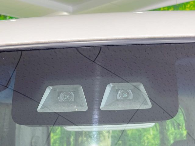 【スマートアシスト】走行中に前方の車両等を認識し、衝突しそうな時は警報とブレーキで衝突回避と被害軽減をアシスト。より安全にドライブをお楽しみいただけます。