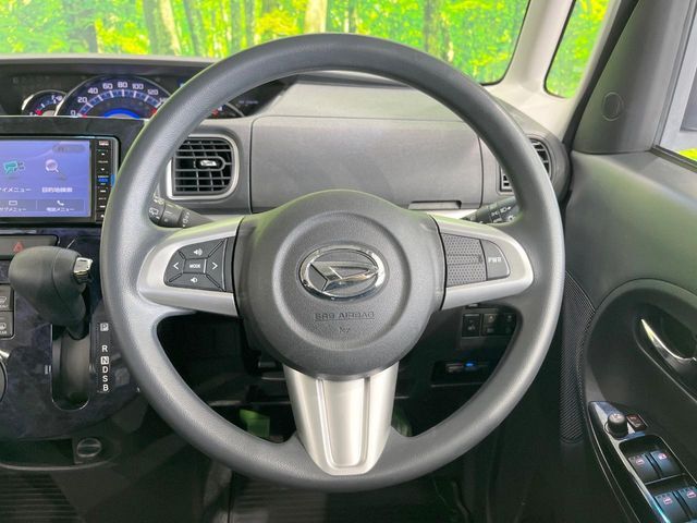 インテリアに合わせたデザインのステアリングは、運転される方のことも考え、運転しやすい形状、大きさです。是非一度、実際に触ってお確かめください。