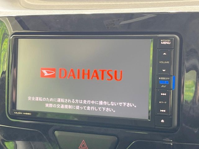 【純正ナビ】人気の純正ナビを装備しております。ナビの使いやすさはもちろん、オーディオ機能も充実！キャンプや旅行はもちろん、通勤や買い物など普段のドライブも楽しくなるはず♪