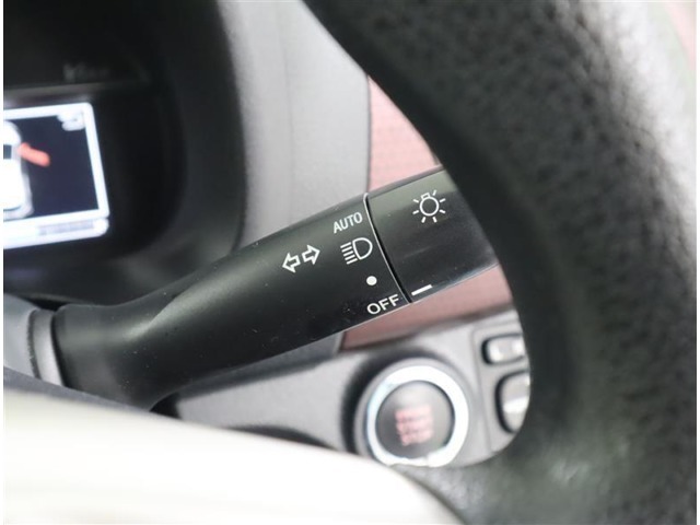 ライトのスイッチをAUTOに設定しておくと、状況に応じてスモール・ヘッドランプのON/OFFを自動的に調整します。