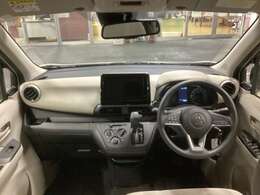 シフトレバーをダッシュパネルセンターに装備。運転席、助手席の足元すっきり！