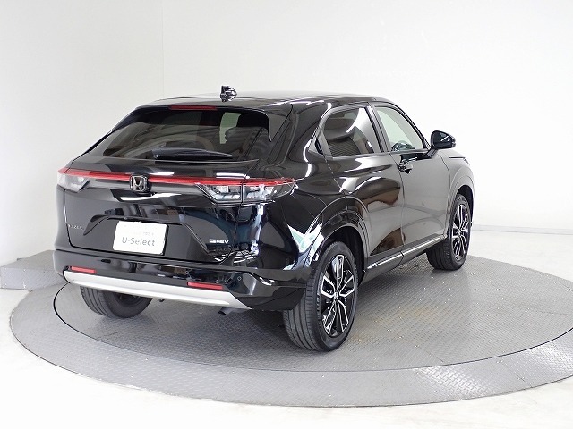 プライバシーガラスが装備されています。外を見るときには気にならずに、後方車両からは車内が見えにくい設計です、周りを気にせず、快適に運転できますよ。