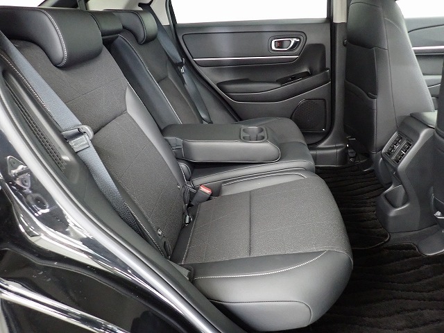 リアシートは3名乗車も可能ですが、2名の時にはセンターの大型のアームレストを使用してゆったりとくつろげるのでとても快適です。