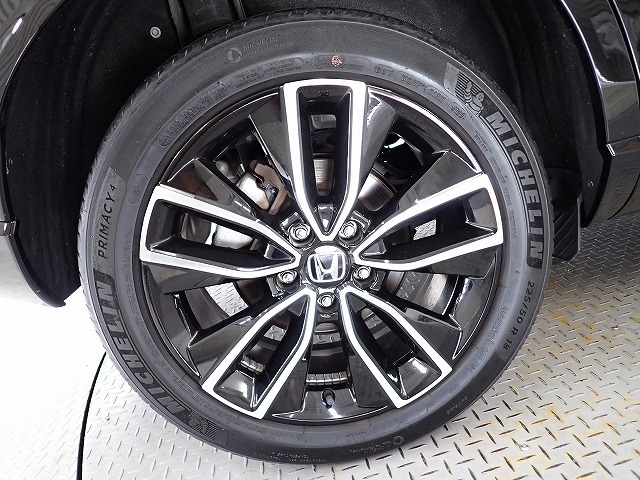 アルミホイールは安心のホンダ純正！車のデザインにもマッチしています。