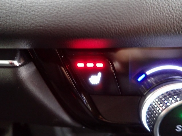 体を直接温めてくれるシートヒーターが装備されています。暖かくなるまでの時間も早いので寒い朝でも苦になりません。